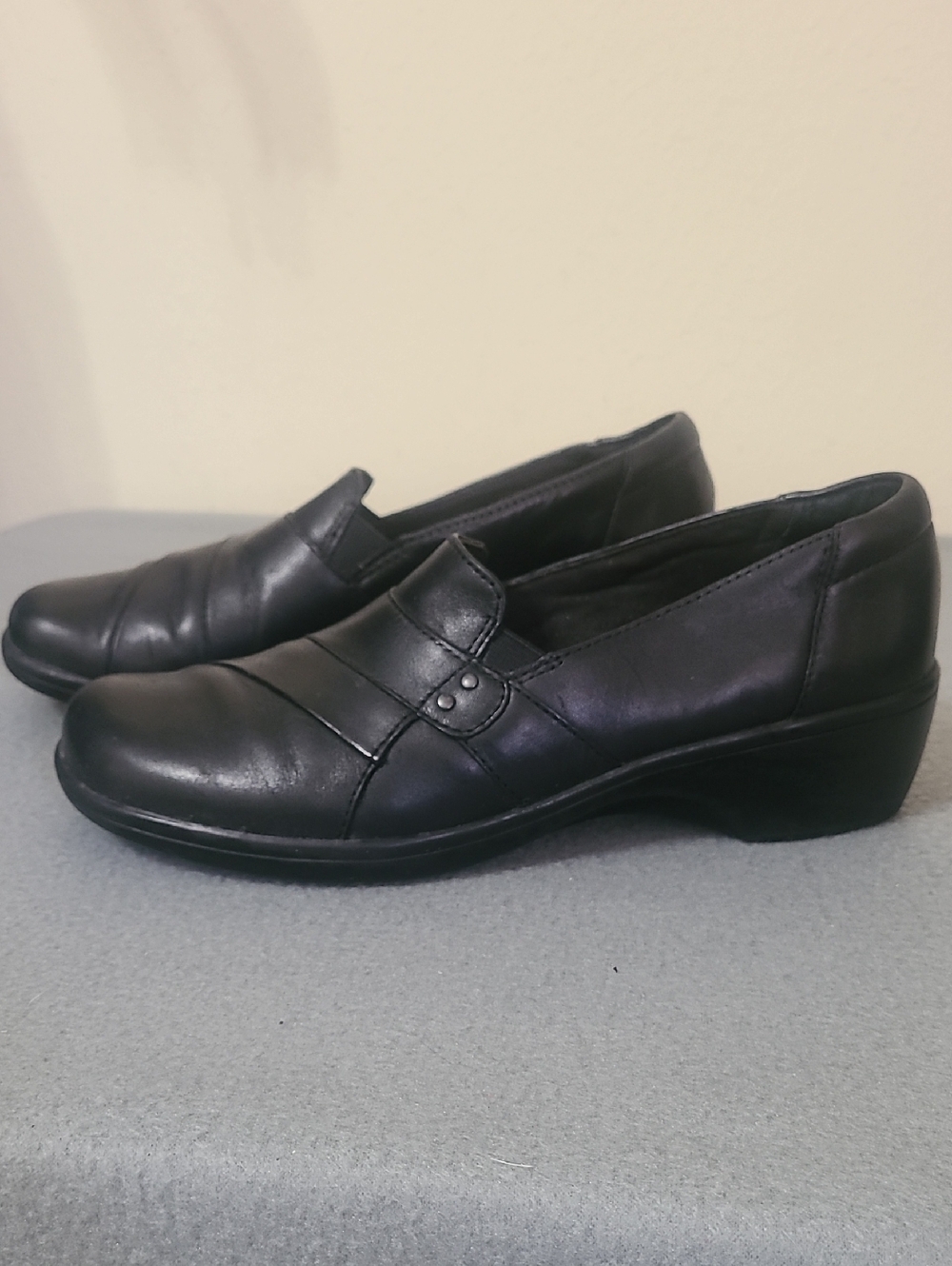 Clarks Collection Women's Black Slip-On Leather‎ Casual Shoes - Size 8.5
